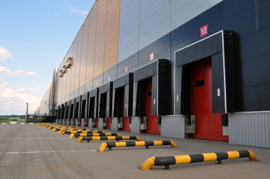 Lojistik ambar karmaşık yenilikçi. Depolama, sıralama ve ürünlerin taşınması için mükemmel çözüm