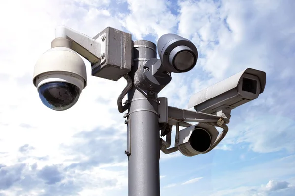 Telecamera a circuito chiuso Sistema CCTV multi-angolo. contro un cielo blu . — Foto Stock