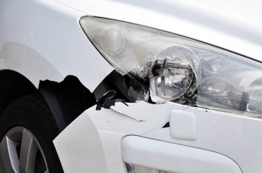 Bir araba kazasının sonucu. Hasarlı tampon ve kafa optikleri