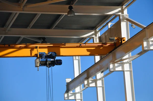 Almacén de materias primas, equipado con bombeo y grúa — Foto de Stock