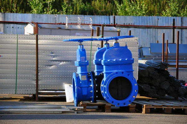 Suministro de agua a la aldea en las afueras. Nuevas válvulas — Foto de Stock