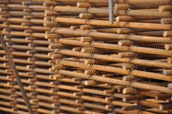 Der Bestand an Produkten aus der Bewehrung während des Baus — Stockfoto