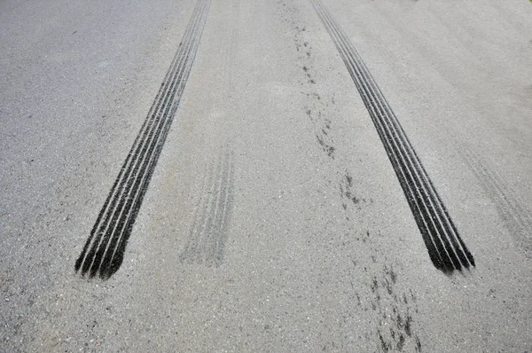 Vestígios do pneu da travagem de emergência no asfalto — Fotografia de Stock