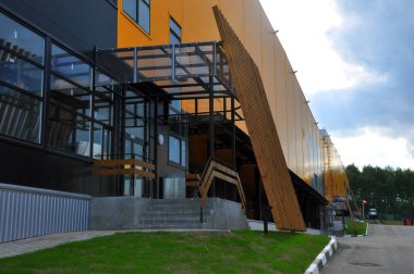 Bir büyük dağıtım depo kapıları ürünler yüklemek için.