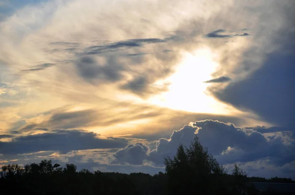 Pôr do sol na cidade sobre o parque — Fotografia de Stock