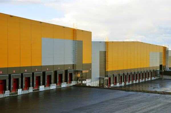 Complexe d'entrepôt logistique innovant. Excellente solution pour le stockage, le tri et le transport des produits — Photo