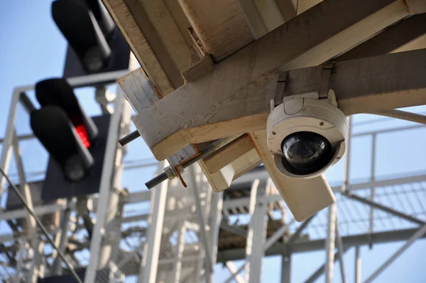 Cámara de circuito cerrado Sistema CCTV de varios ángulos. en el fondo de los semáforos ferroviarios — Foto de Stock