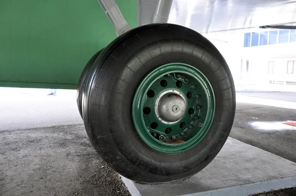 El chasis de la aeronave en el proceso de estacionamiento en la pista . — Foto de Stock