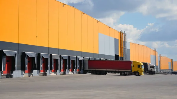 Complexe d'entrepôt logistique innovant. Excellente solution pour le stockage, le tri et le transport des produits — Photo