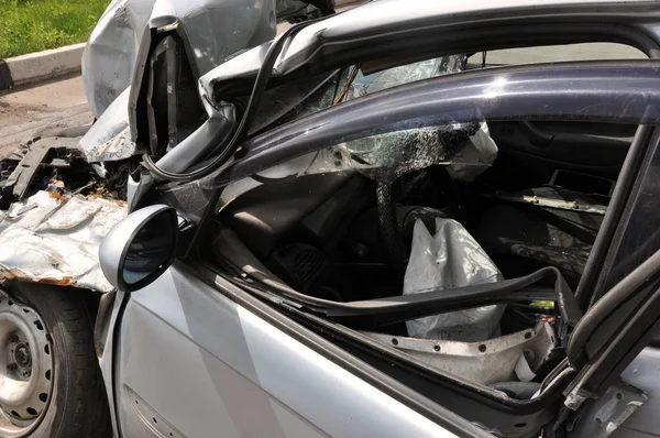Acidente de carro após um acidente. Carro partido . — Fotografia de Stock