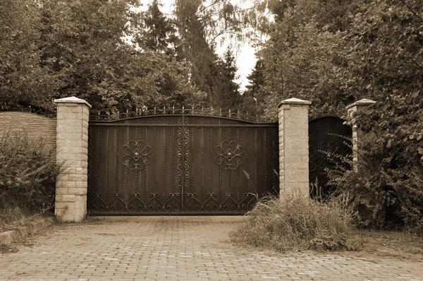 Iron front gate of a beautiful home. — Stock Photo, Image