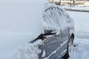 kar ile kaplı koyu mavi araba. Güneşli sabah günü