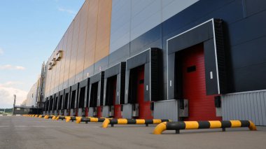 Lojistik ambar karmaşık yenilikçi. Depolama, sıralama ve ürünlerin taşınması için mükemmel çözüm