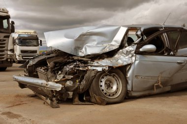 Bir araba ve bir kamyonun karıştığı kaza. Kırık araba