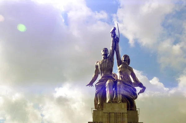 Monument till arbetaren och kolchos av USSREN i Moskva — Stockfoto