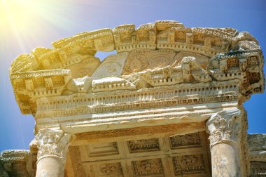 Efes antik kentinde tarihi kalıntılar, Türkiye.