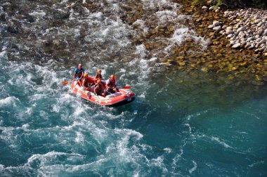 Alanya Türkiye - 18 Ağustos 2019: Rafting, bir dağ nehri boyunca rafting rehberli bir grup genç. Bir turistik de extreme ve eğlenceli spor.
