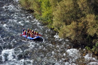 Alanya Türkiye - 18 Ağustos 2019: Rafting, bir dağ nehri boyunca rafting rehberli bir grup genç. Bir turistik de extreme ve eğlenceli spor.