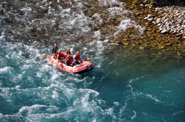 Алания, Турция - 18 августа 2019 года: Рафтинг, группа молодых людей с гидом сплавляются по горной реке. Я и веселый спорт на туристическом курорте . — стоковое фото