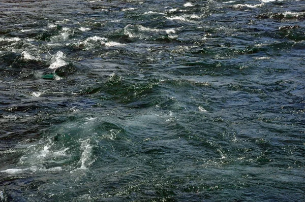 Víz egy gyors hegyi folyó a zuhatag. — Stock Fotó