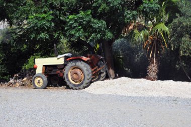 Sıcak ülkelerde arazi yetiştirmek için kullanılan eski bir traktör.