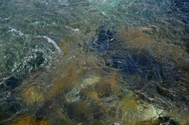 Hızlı bir dağ nehrinin suyu.