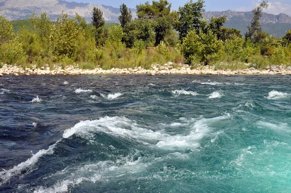 O rápido fluxo de um rio de montanha . — Fotografia de Stock