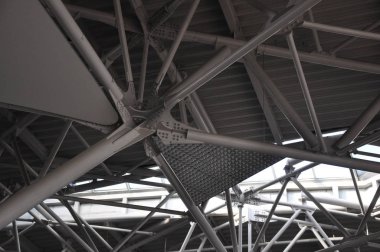 Modern bir binanın yapımında metal işleri.