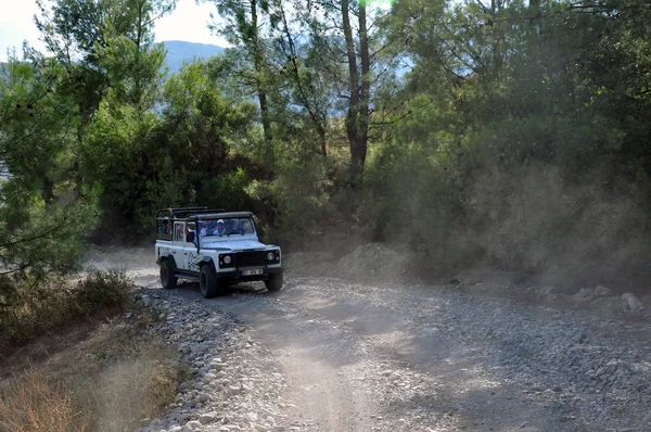 Safari en las montañas de Turquía cerca de la ciudad de Manavgat. Los turistas admiran el hermoso paisaje de montaña —  Fotos de Stock