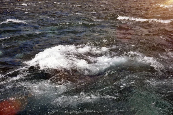 Water van een snelle berg rivier met stroomversnellingen. — Stockfoto