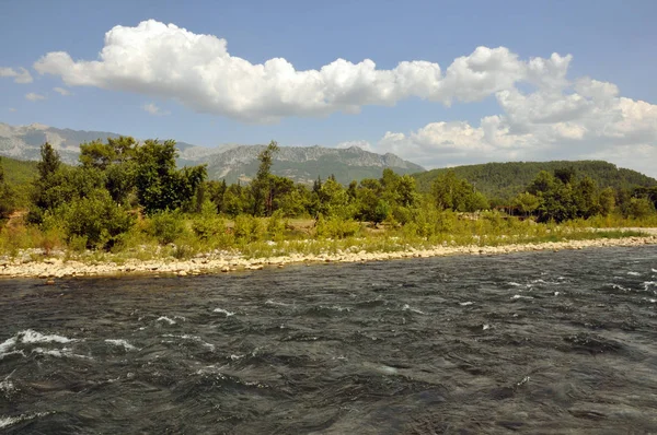 The rapid flow of a mountain river. — Stock Photo, Image