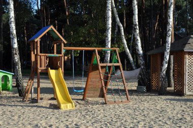 halka açık bir plajda yer alan bir çocuk oyun alanı.