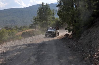 Manavgat kenti yakınlarındaki Türkiye dağlarında Safari. Turistler güzel dağ manzarası hayran