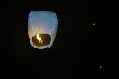Mutluluk el feneri gece gökyüzünde uçar.