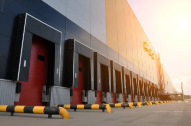 Lojistik ambar karmaşık yenilikçi. Depolama, sıralama ve ürünlerin taşınması için mükemmel çözüm.