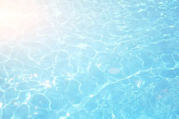 Το κάτω μέρος της πισίνας καυστικά κυματισμός και ρέει με φόντο κύματα. Καλοκαιρινό φόντο. Υφή της επιφάνειας του νερού. — Φωτογραφία Αρχείου