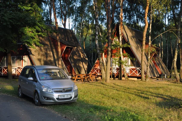 Skromny budynek apartamentowy z samochodem zaparkowanym na podjazdu przed. — Zdjęcie stockowe