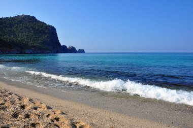 Akdeniz'in güzel manzarası, dağlar, plaj.