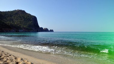Akdeniz'in güzel manzarası, dağlar, plaj.