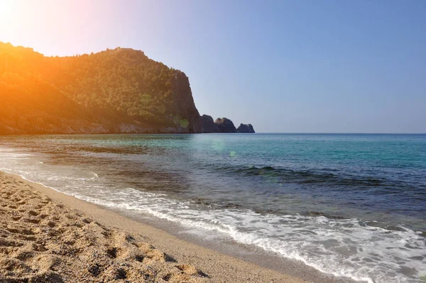 Akdeniz'in güzel manzarası, dağlar, plaj.