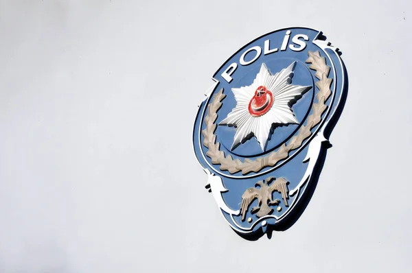 Полицейский значок на административном здании РУВД — стоковое фото