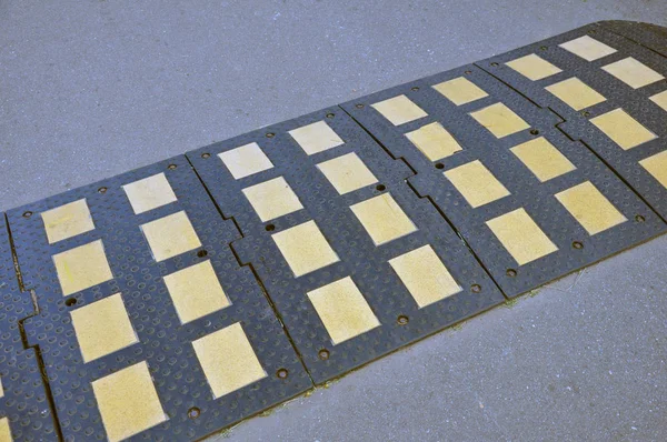 Quebra de velocidade em uma estrada de asfalto em uma área de desenvolvimento residencial individual . — Fotografia de Stock