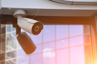 kapalı devre kamera Mavi gökyüzüne karşı çok açılı Cctv sistemi, bir şehir caddesinde yüklü