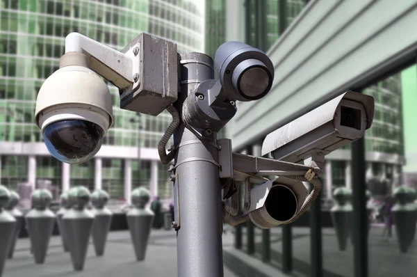 Telecamera a circuito chiuso Sistema CCTV multi-angolo sullo sfondo dell'ambiente urbano — Foto Stock
