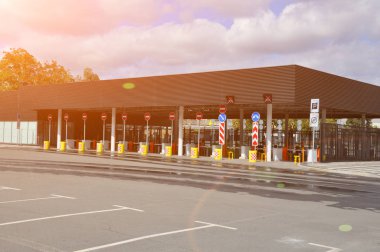 Büyük bir futbol stadyumu alanında kontrol noktası ve park ücreti.