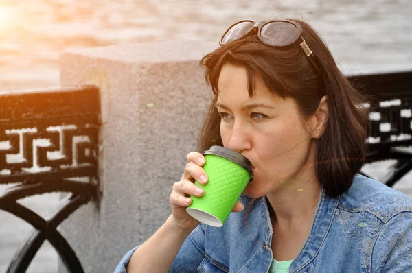 Beautiful young woman. Rest for a walk with a cup of coffee. — Stock Photo, Image