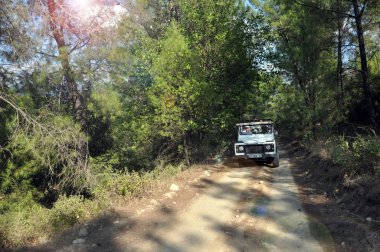 Manavgat kenti yakınlarındaki Türkiye dağlarında Safari. Turistler güzel dağ manzarası hayran