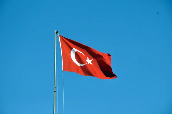 Símbolos estatales nacionales. Bandera de Turquía sobre un fondo del cielo . — Foto de Stock