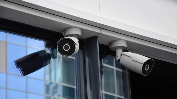 Câmera de circuito fechado sistema de CCTV multi-ângulo contra o céu azul, instalado em uma rua da cidade — Fotografia de Stock