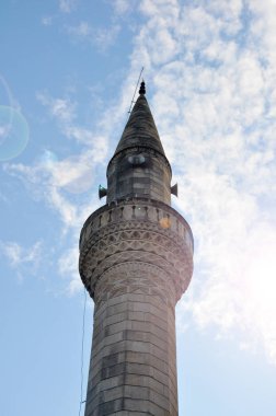 Alanya'da bir caminin minaresi, Türkiye. Gökyüzüne karşı